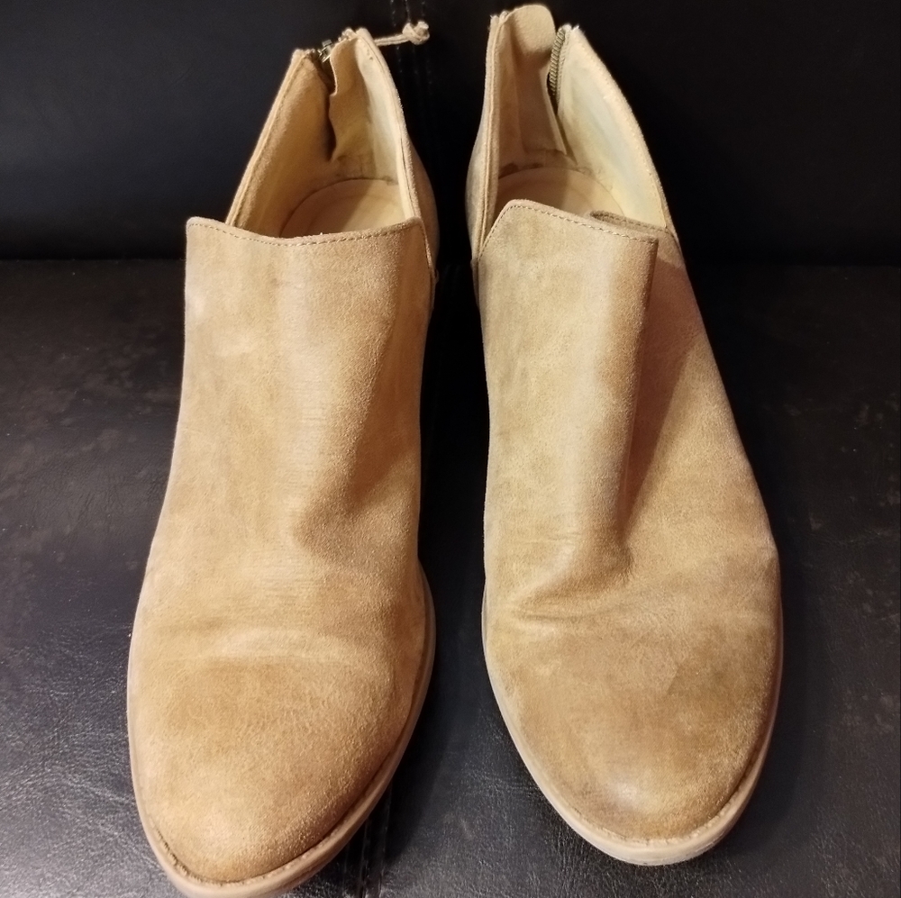 QUPID CAMEL SUEDE BOOTIES.  SIZE 10